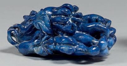 null Flacon tabatière en lapis lazuli sculpté en forme de citron digité fleuri.
Sans...