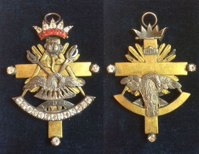 null Bijou Rose-Croix en forme de croix latine en bronze doré orné de décors en argent...
