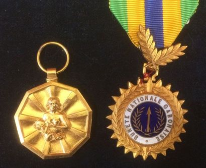 GABON Lot de deux médailles: une médaille d'or de la Reconnaissance Gabonaise pour...