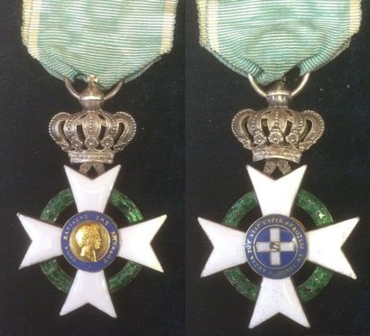 GRÈCE Ordre du Sauveur, croix de chevalier du premier modèle en argent et émail (infimes...