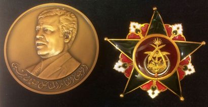 IRAK Académie Militaire, plaque figurant une étoile à cinq pointes en bronze doré...