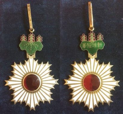 JAPON Ordre du Soleil Levant, fondé en 1875, bijou de 3e classe (commandeur) en vermeil...