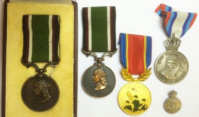 JORDANIE Lots de cinq médailles: deux médailles pour bons et loyaux services en bronze...