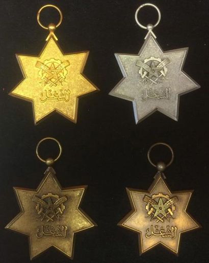 MAROC Ordre du Travail, Ouissam as Shugl, fondé en 1968, lot de quatre médailles...