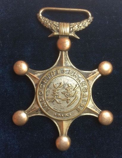 Annam Ordre du Mérite indochinois, fondé en 1900, croix de 2e classe en bronze argenté...