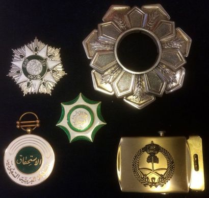 ARABIE SAOUDITE Lot de trois médailles: ordre du roi Faycal, fondé en 1976, un insigne...