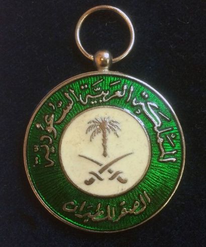ARABIE SAOUDITE Médaille des Forces aériennes, en métal argenté et émaillé, sans...
