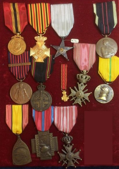 BELGIQUE Lot de onze décorations en taille ordonnance avec ruban: une médaille commémorative...