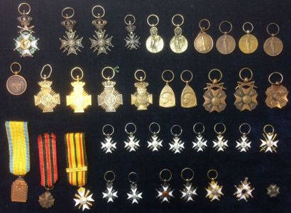 BELGIQUE Lot de trente-six décorations miniatures dont: croix de l'ordre de Léopold...