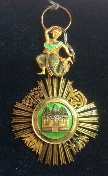 CAMBODGE Ordre de Sowathara, fondé en 1923, insigne de chevalier en argent et émail,...