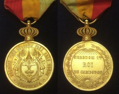 CAMBODGE Médaille d'or du règne de Norodom Ier (1834-1904) en or surmontée d'une...