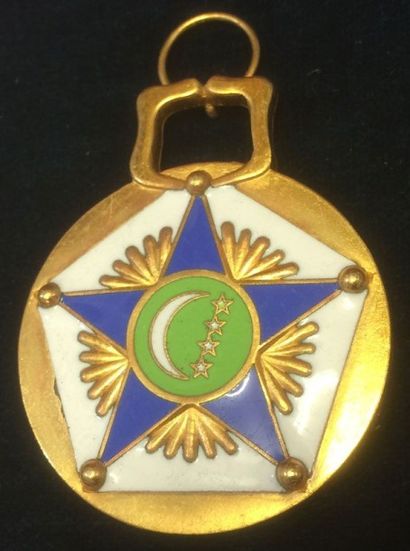 COMORES Médaille d'honneur des Forces Armées, en bronze doré et émail, sans ruban.
54,5...