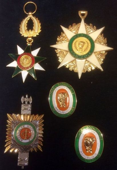 CÔTE D'IVOIRE Lot de trois: ordre du Mérite Ivoirien, une étoile d'officier en métal...