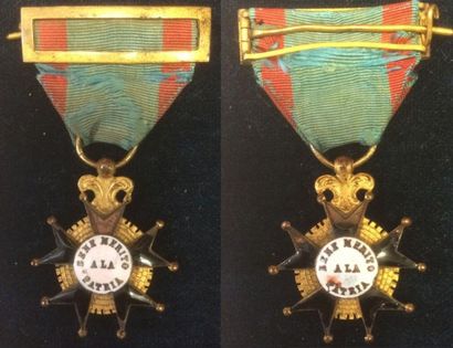 Espagne Croix Benemerito a la Patria en bronze doré et émail (éclats), ruban avec...