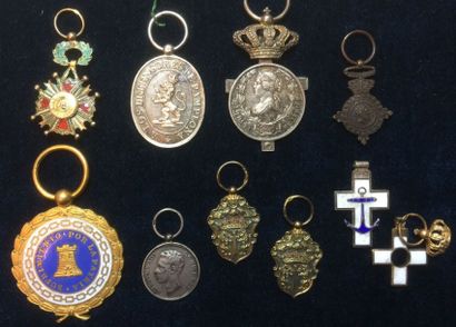 Espagne Lot de huit décorations sans ruban: ordre d'Isabelle la Catholique, croix...