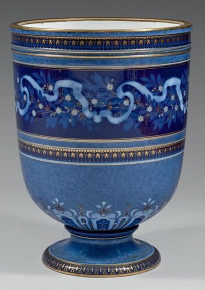 SÈVRES Vase à piédouche décoré de bandes en camaïeu bleu rehaussé de blanc se détachant...