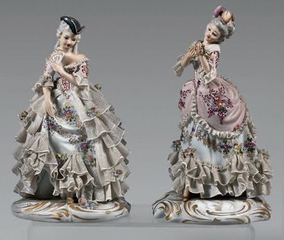 null Deux statuettes de jeunes élégantes en porcelaine polychrome de Naples, dans...