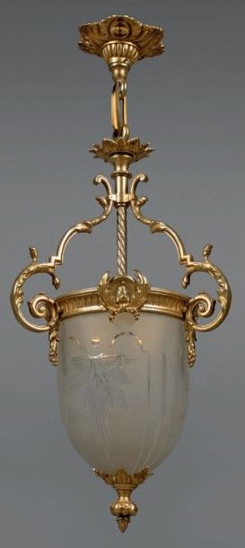 null Lanterne ovoïde en verre gravé à monture en bronze doré.
Hauteur: 52 cm
Largeur:...