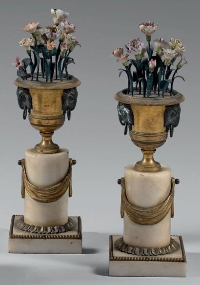 null Paire de petits vases Médicis en bronze doré contenant un bouquet à fleurs de...