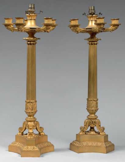 null Paire de candélabres en bronze doré à six lumières en forme de lampe antique.
Fût...