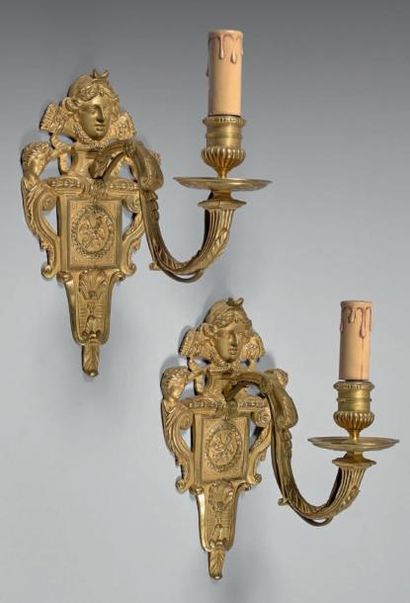 null Paire d'appliques en bronze doré à un bras de lumière.
Fûts ornés d'une tête...