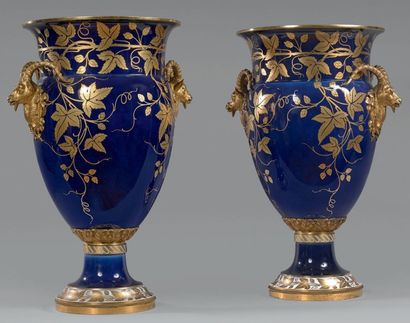 SÈVRES Paire de grands vases balustres «cratère» en porcelaine de Sèvres décorés...