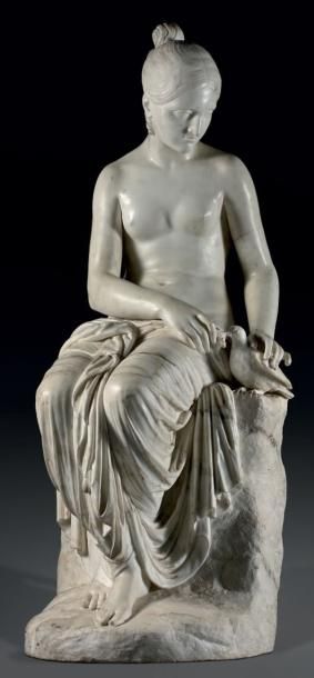null Statue en marbre blanc sculptée d'une jeune femme assise à demi nue, nourrissant...