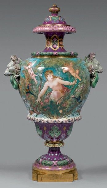 null Grand vase couvert à piédouche en porcelaine dure de Sèvres à décor polychrome...