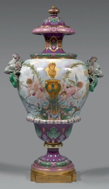 null Grand vase couvert à piédouche en porcelaine dure de Sèvres à décor polychrome...