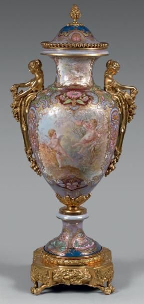 null Grand vase couvert ovoïde à piédouche en porcelaine à décor polychrome et or...