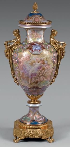null Grand vase couvert ovoïde à piédouche en porcelaine à décor polychrome et or...