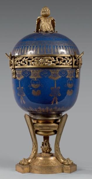 null Grand bol couvert en porcelaine bleue à décor doré de motifs chinois stylisés.
Riche...