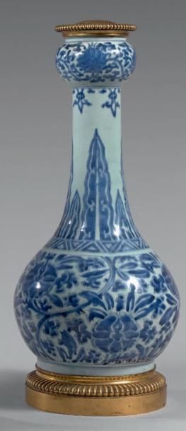 null Vase bouteille en porcelaine de la Chine à décor de fleurs et feuillages bleu.
XVIIe...
