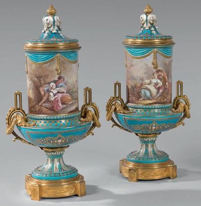 null Paire de vases couverts cylindriques sur piédouche, modèle «Houdon», en porcelaine...