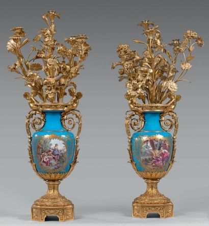 null Paire de grands vases balustre en porcelaine dans le goût de Sèvres, à décor...
