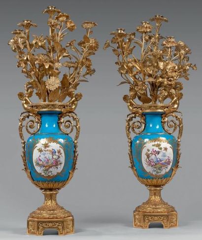 null Paire de grands vases balustre en porcelaine dans le goût de Sèvres, à décor...