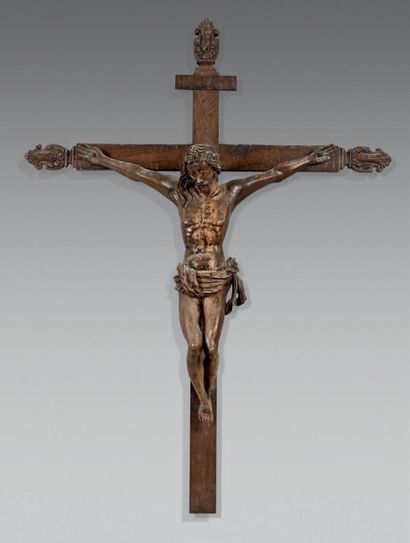 null Christ en noyer sculpté. Croix en chêne.
XVIIe siècle.
(Parties refaites, reprise...