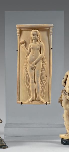 null Bas-relief cintré sculpté d'une Ève tenant la pomme entre deux colonnes.
Style...
