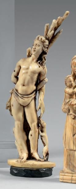 null Statuette en ivoire sculpté d'un Saint Sébastien accompagné de son chien.
XIXe...