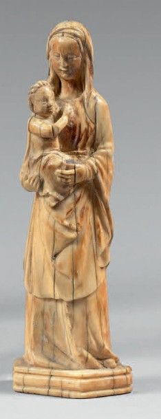 null Statuette en ivoire sculpté d'une Vierge à l'Enfant.
Ancien travail de style...
