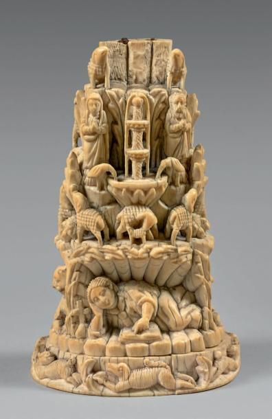null Socle de statuette du Bon Pasteur en ivoire sculpté d'animaux, feuillages, fontaine,...