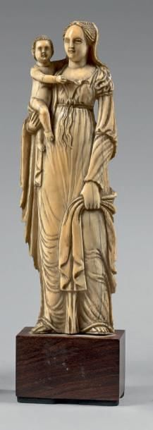 null Statuette en ivoire sculpté d'un Vierge à l'Enfant.
Ancien travail d'art populaire....