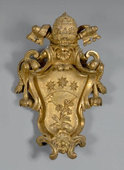 null Écusson en bois doré sculpté des armoiries de Pie VI (pape de 1775 à 1799).
Fin...