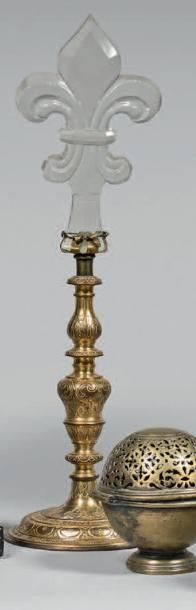 null Fleur de lys en cristal taillé du XIXe siècle montée sur un pied en bronze doré...