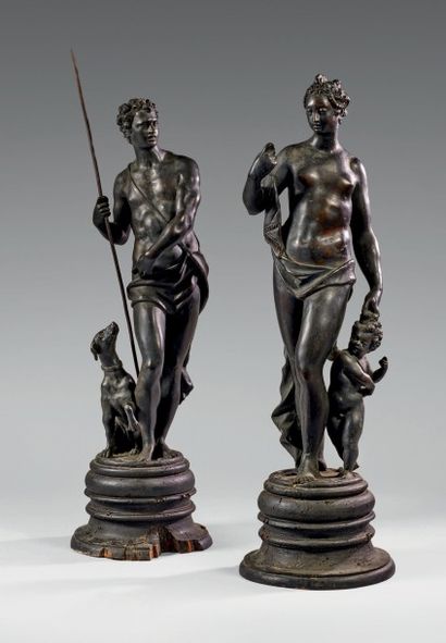 null Deux grandes statuettes en bronze à patine noire représentant Adonis avec son...