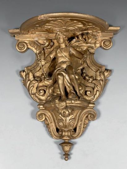 null Console à suspendre en bois redoré sculpté d'un Apollon et de rinceaux.
XVIIIe...