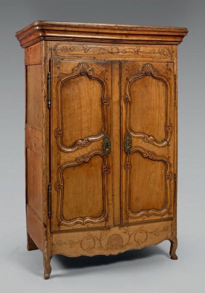 null Armoire miniature en bois fruitier sculpté de rinceaux et coquilles ouvrant...