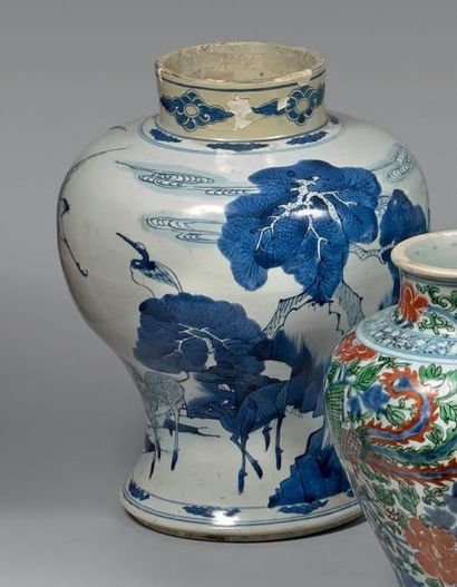 CHINE Vase à renflement décoré en camaïeu bleu de paysages ornés de volatiles (grues)...