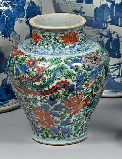 CHINE Vase à décor polychrome d'oiseaux fantastiques se détachant dans un entrelacs...