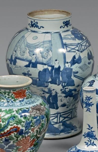 CHINE Grand vase décoré en camaïeu bleu de scènes animées de nombreux personnages...